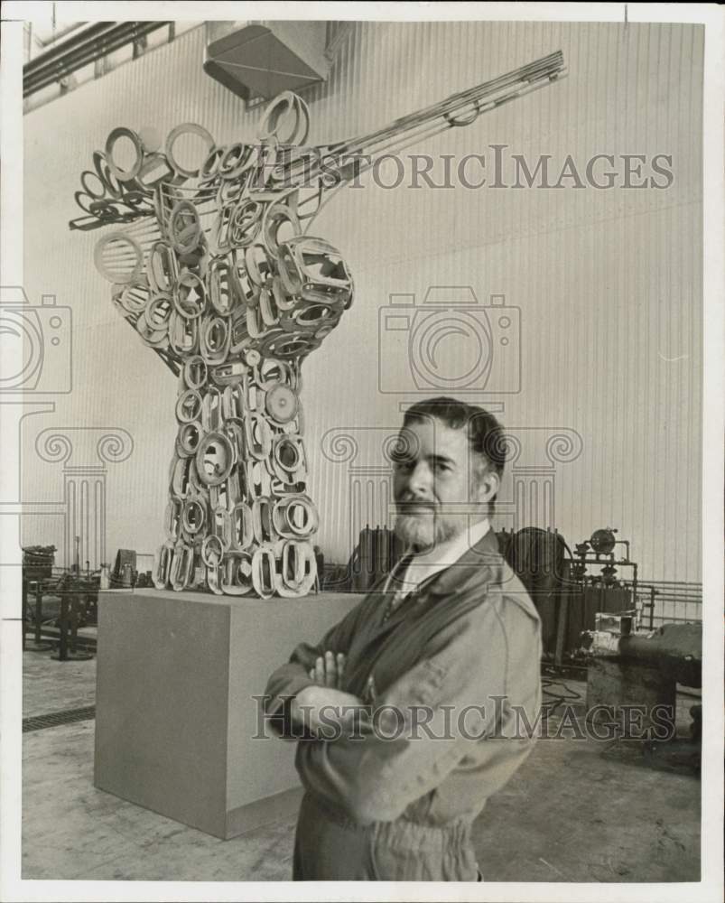 1972 Press Photo Artist Don Edelman, &quot;Phoenix - A Contrast in Steel&quot; Sculpture- Historic Images