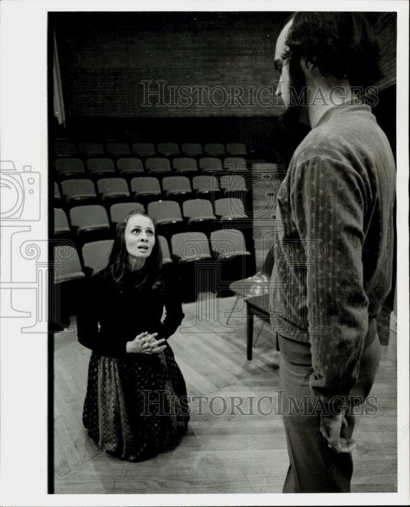 1970 Press Photo Joan Fox &amp; Travis Franklin in &quot;Measure for Measure&quot; Play, Texas- Historic Images