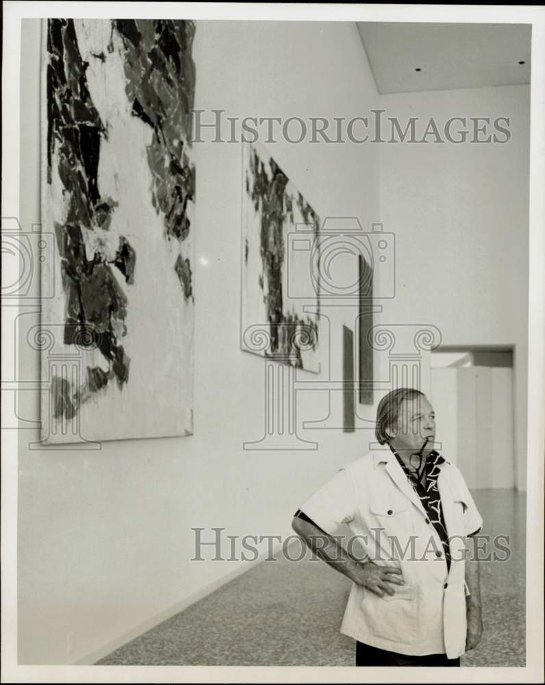 1967 Press Photo Artist Sam Francis, Considering Gallery Display in Houston- Historic Images