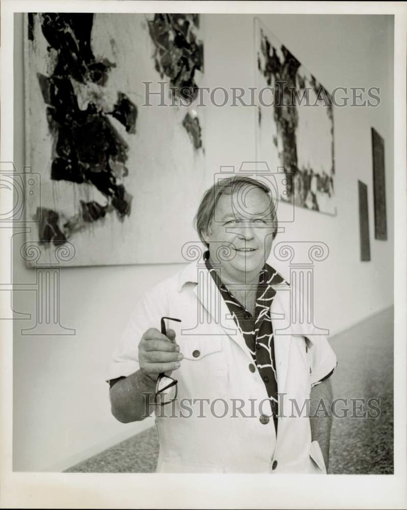 1967 Press Photo Artist Sam Francis discusses exhibit at a Houston gallery- Historic Images