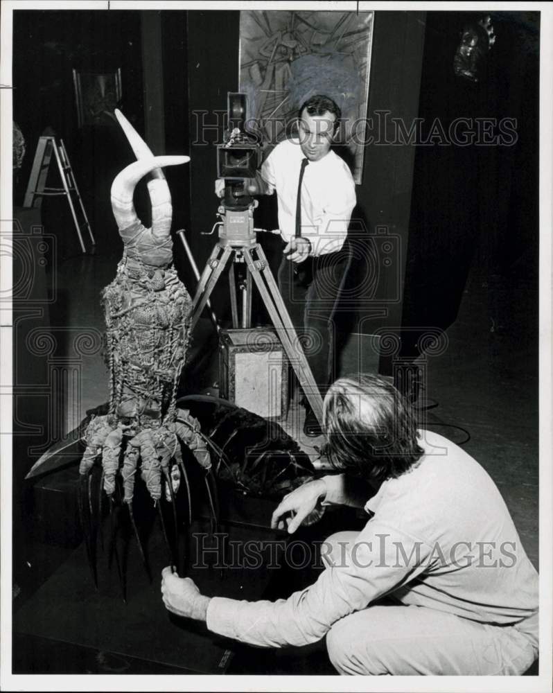 1965 Press Photo French Filmmaker Pierre Mendel &amp; Sculptor Jim Love on Set- Historic Images