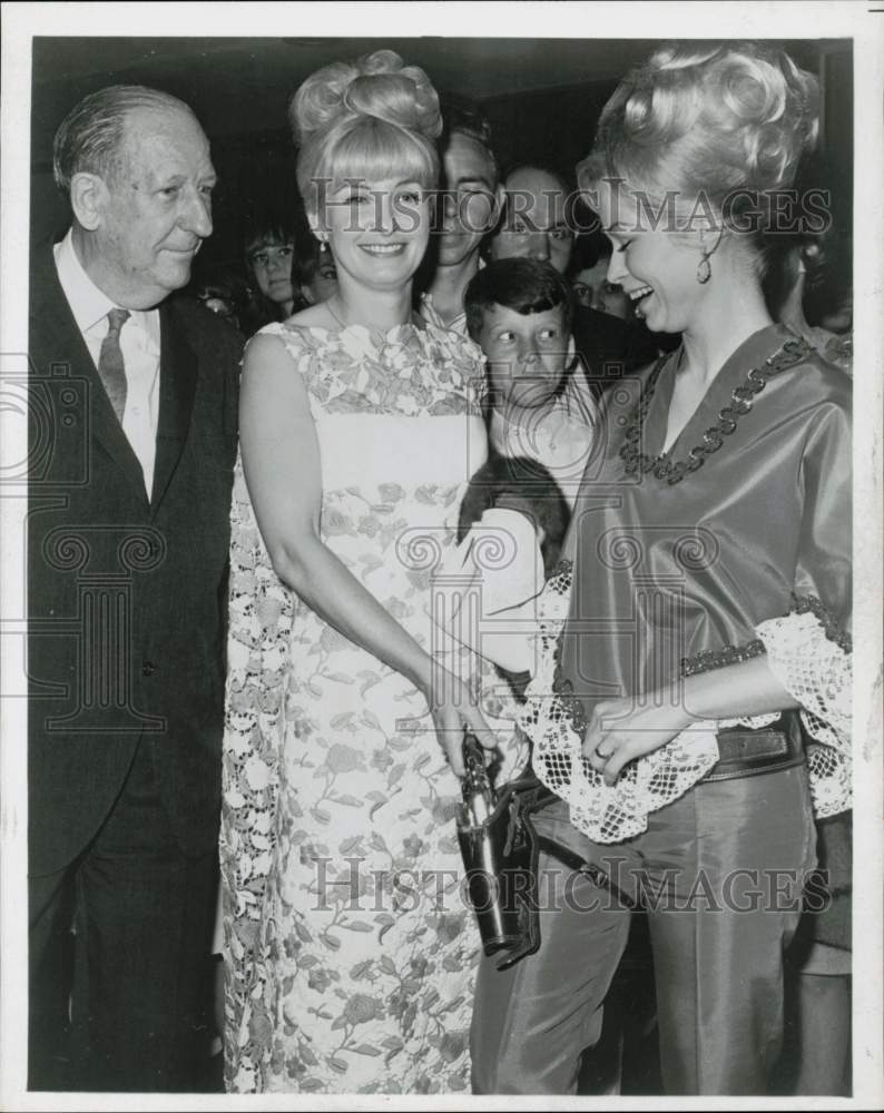 Press Photo Actress Joanne Woodward &amp; Friends at Event - hpp42115- Historic Images