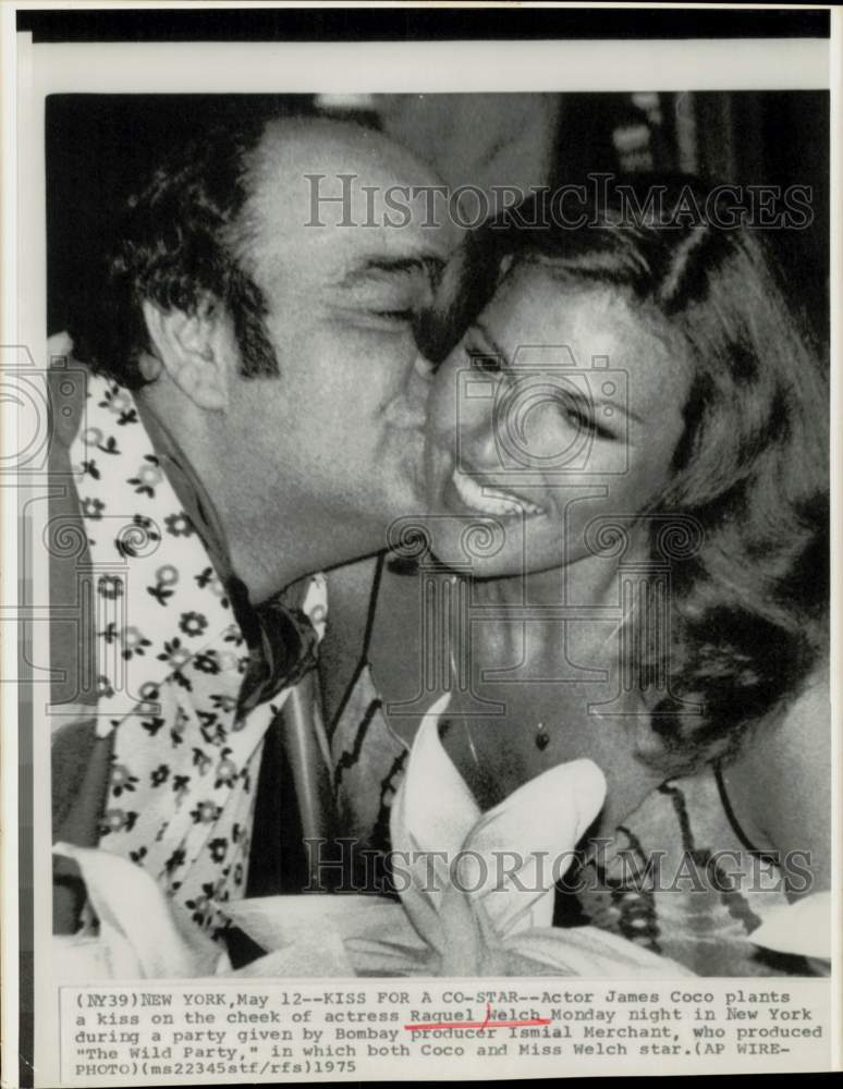 1975 Press Photo Actor James Coco Kisses Raquel Welch at New York Party- Historic Images