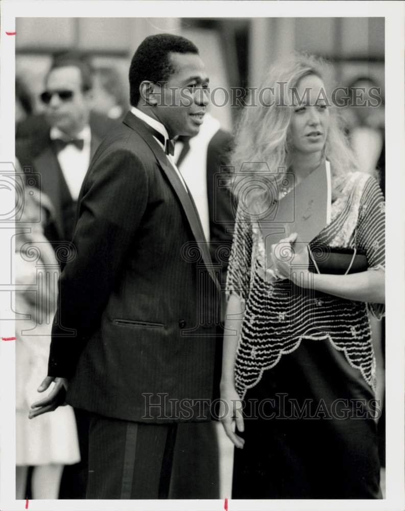 1984 Press Photo Actor Ben Vereen Chatting with a Woman at Houston Event- Historic Images