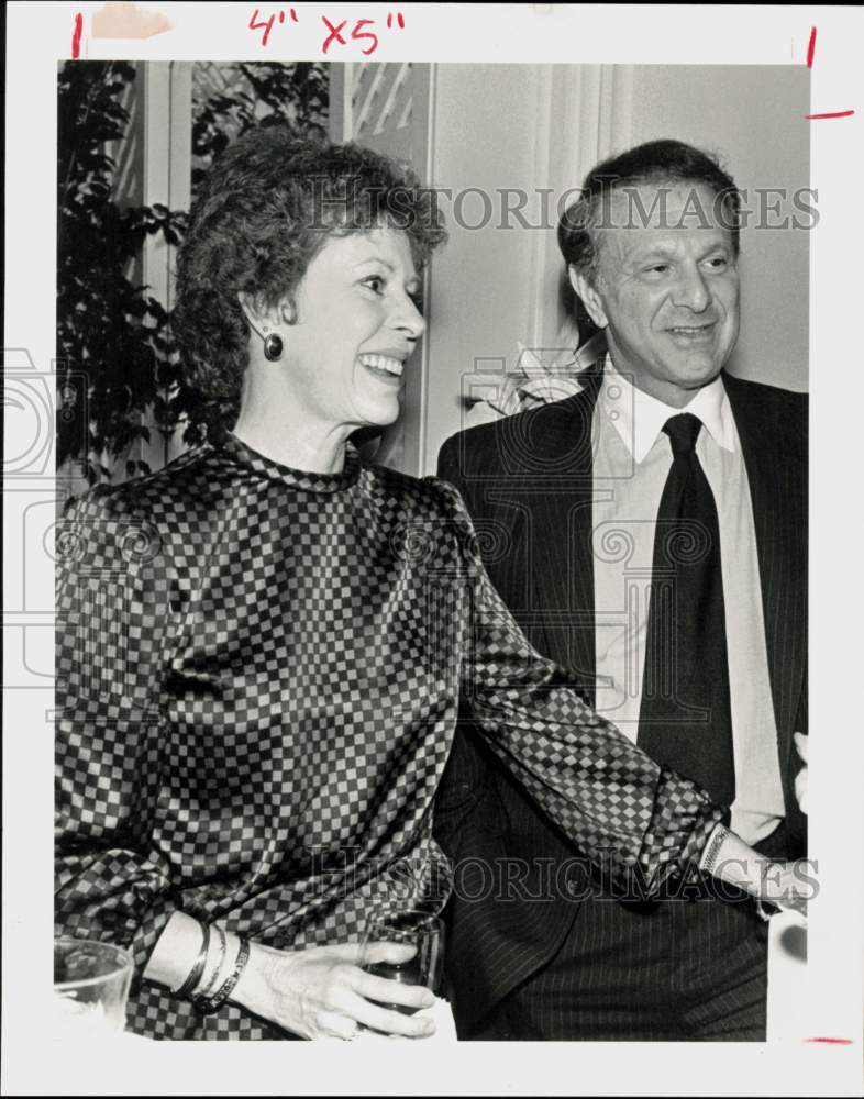 1984 Press Photo Carol Burnett with Close Friend and Author Peter Feibleman, TX- Historic Images