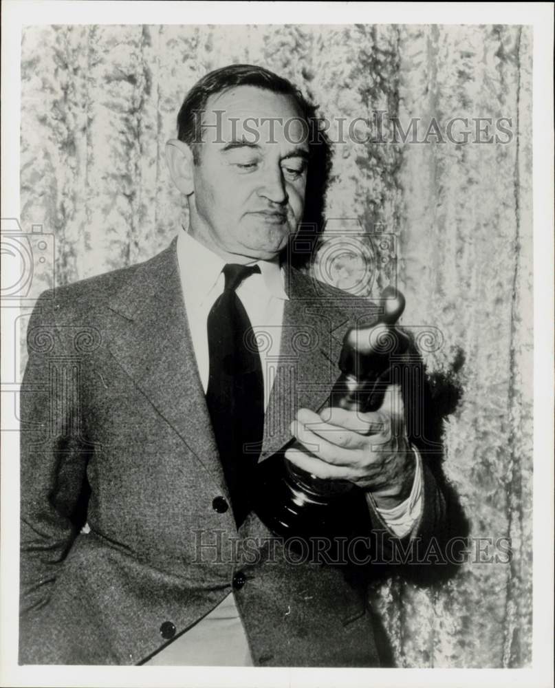 1944 Press Photo Actor Barry Fitzgerald, Holding Oscar Award for &quot;Going My Way&quot;- Historic Images