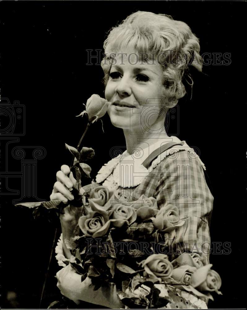 1968 Press Photo Actress Lola Fisher - hpp42601- Historic Images