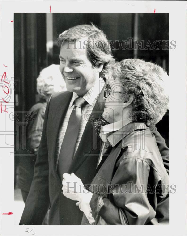 1984 Press Photo Actor Robert Wagner on Houston&#39;s Fifth Avenue with a Friend- Historic Images