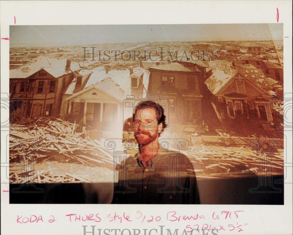 1993 Press Photo C. Grant Mitchell, Creator of Galveston Hurricane Slideshow- Historic Images