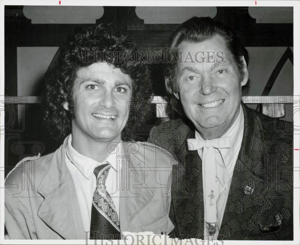 1976 Press Photo Tom Gray &amp; &quot;Tarzan&quot; Star Johnny Weissmuller in Houston- Historic Images