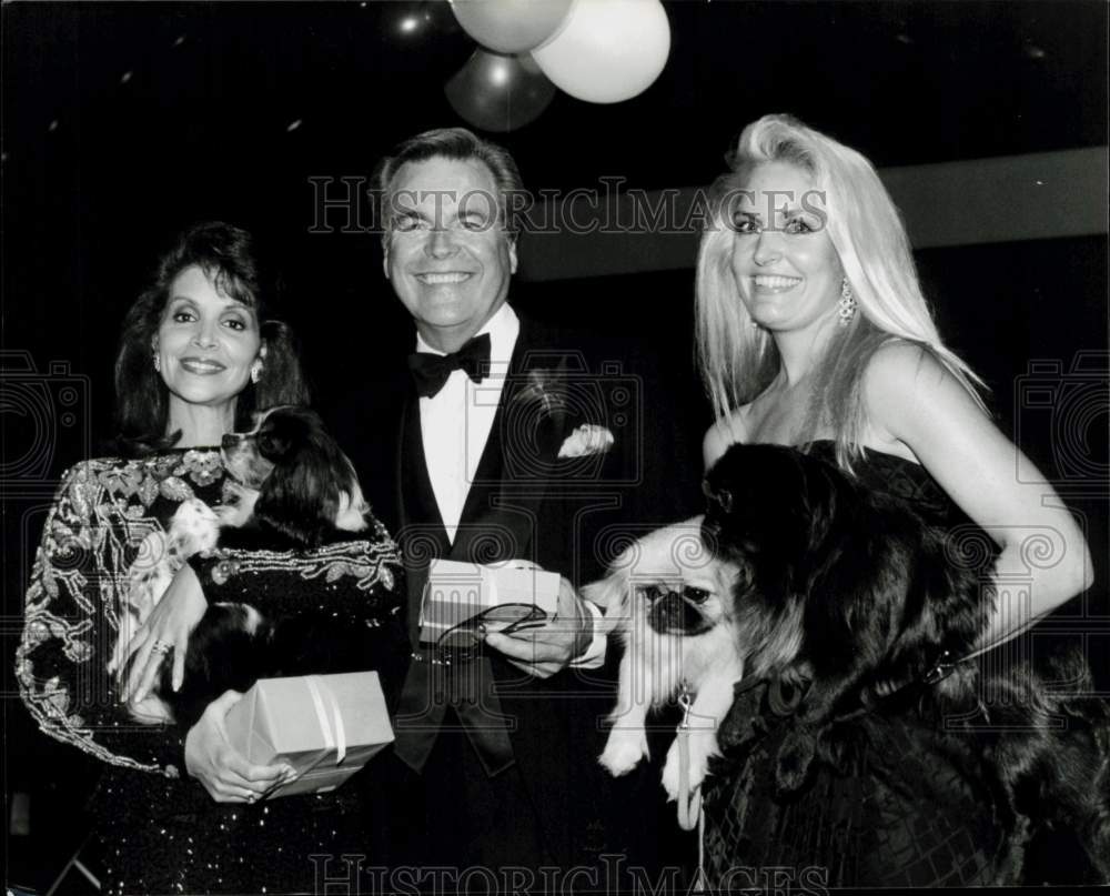 1990 Press Photo Robert Wagner Poses with Celebrity Pets of the Year Winners- Historic Images