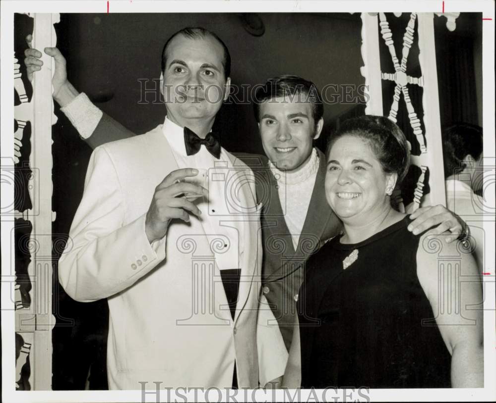 1968 Press Photo Actor John McCook, Visiting with Mr. &amp; Mrs. E.J. Demetriades- Historic Images