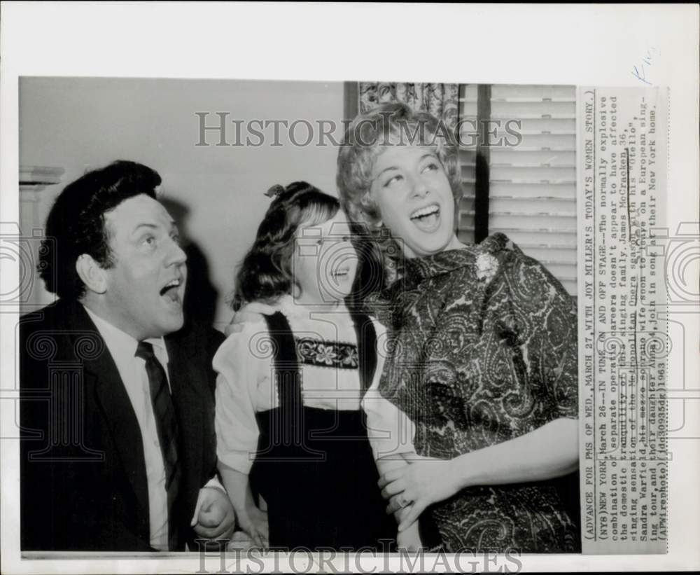 1963 Press Photo Opera Singer James McCracken, Wife Sandra Warfield &amp; Daughter- Historic Images