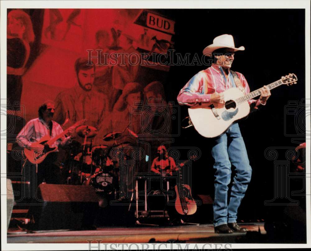 1992 Press Photo Country Singer George Strait Performs at The Summit in Houston- Historic Images