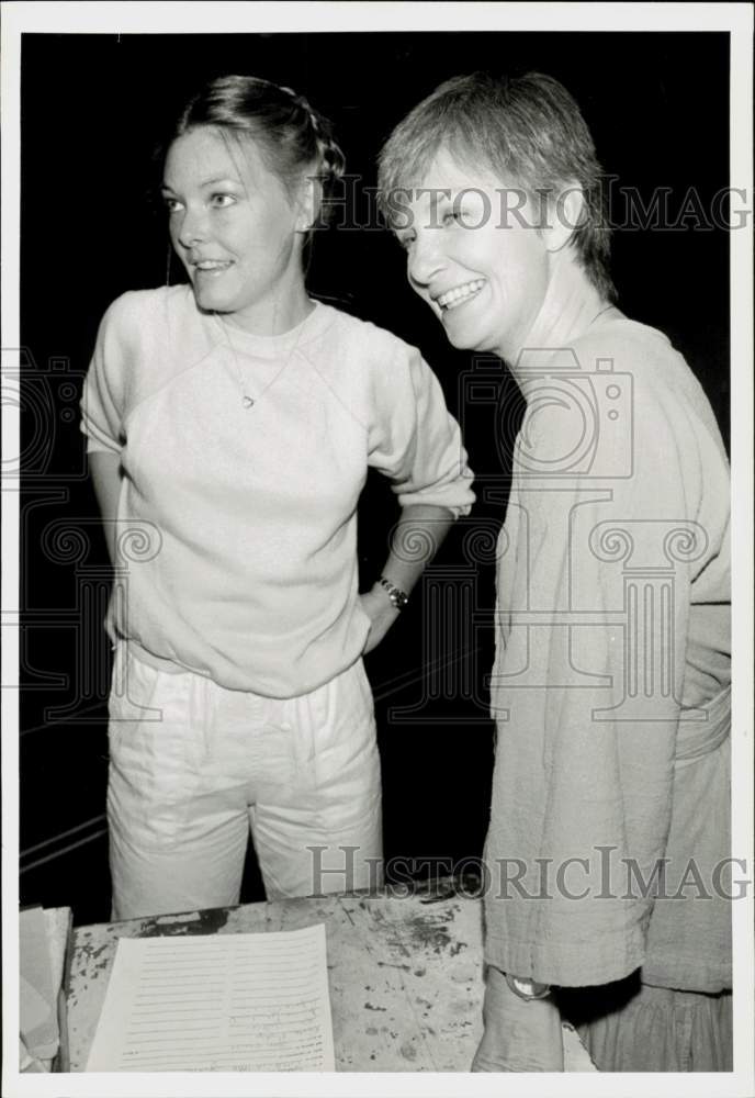 1981 Press Photo Joanne Woodward &amp; Jane Curtin at &quot;Candida&quot; Rehearsal, New York- Historic Images