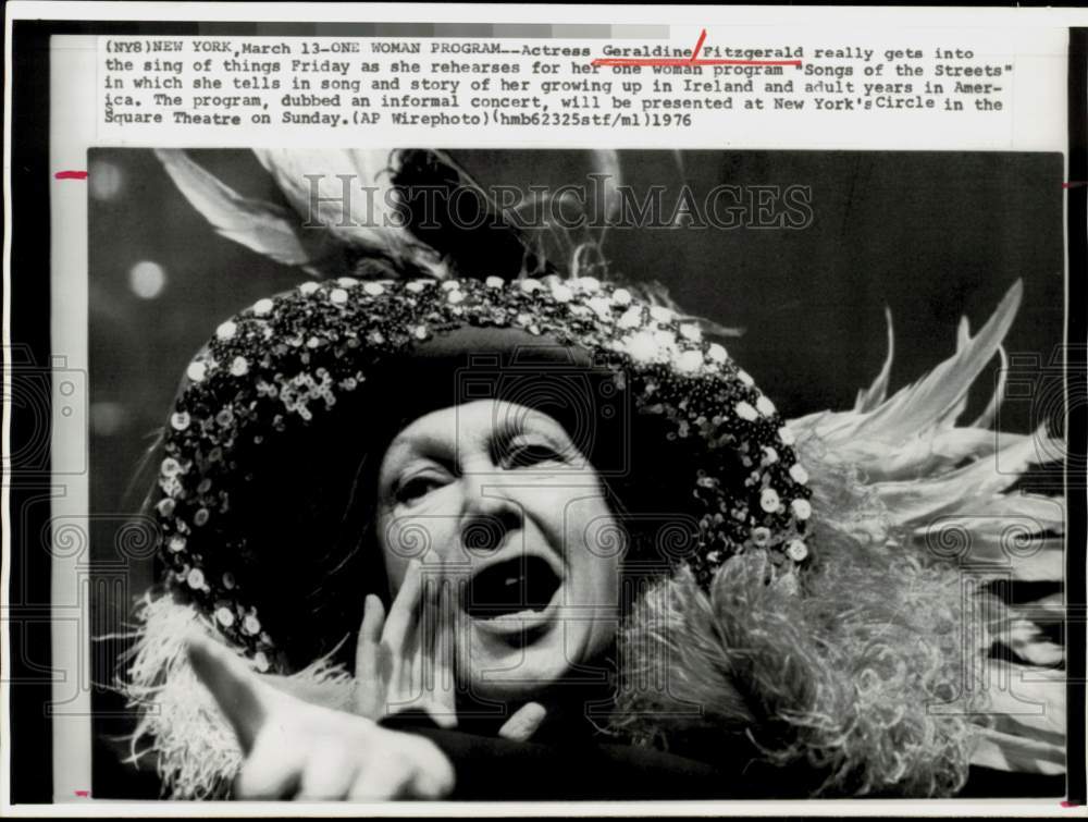 1976 Press Photo Actress Geraldine Fitzgerald, &quot;Songs of the Streets&quot; Rehearsal- Historic Images