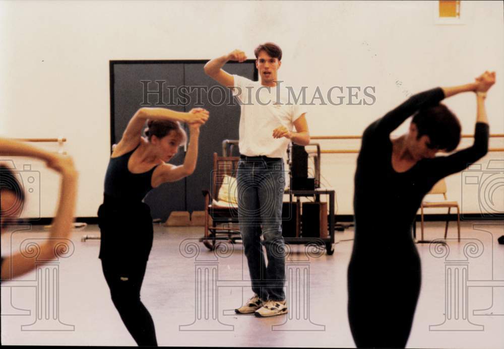 1993 Press Photo Choreographer Trey McIntyre Rehearsing Houston Ballet Dancers- Historic Images