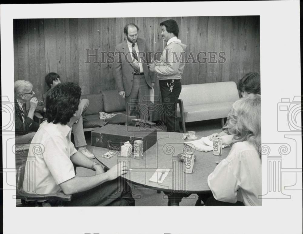 1983 Press Photo Teachers Watch John O&#39;Sullivan&#39;s Arrest at Burbank Junior High- Historic Images