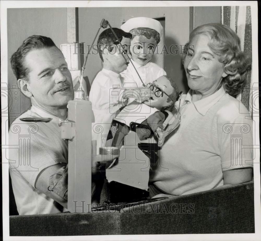 1956 Press Photo Puppeteers Mr. and Mrs. James Sargent in Houston, Texas- Historic Images