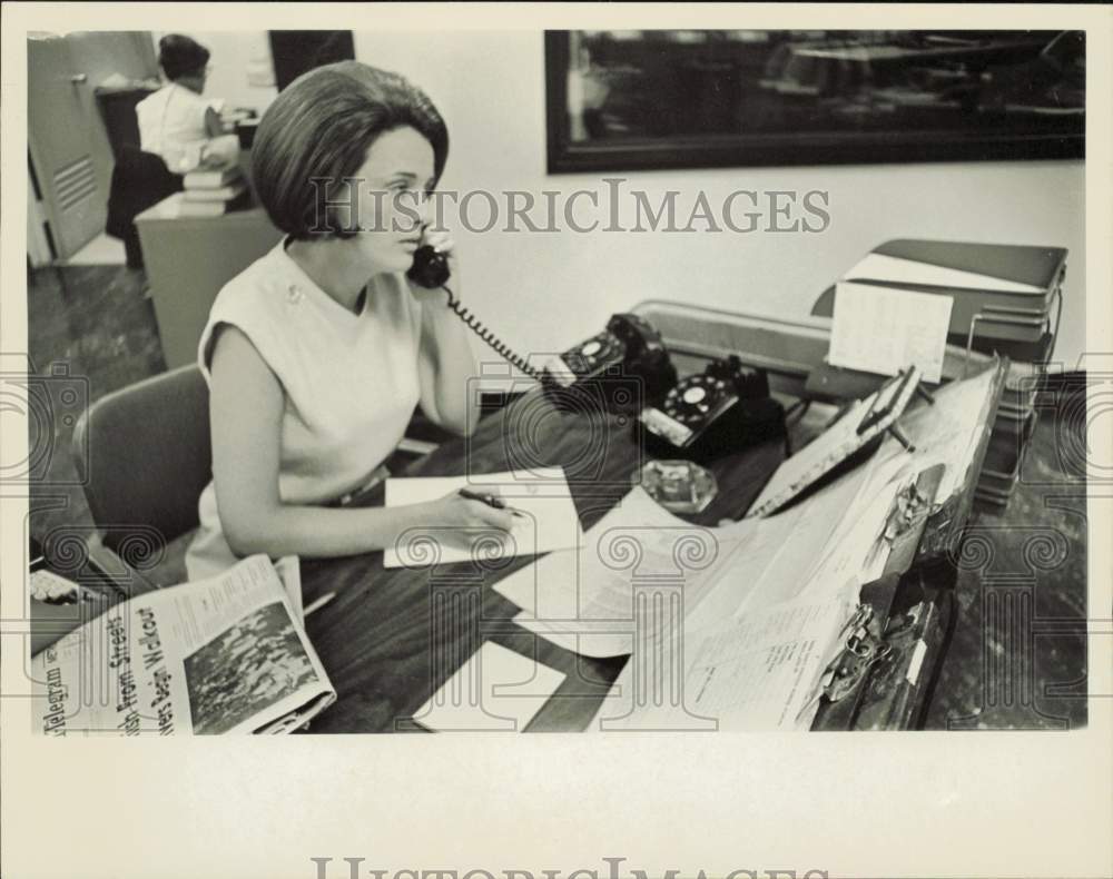 1965 Press Photo Marya McLaughlin, Reporter for CBS-TV, on Phone at Her Desk- Historic Images