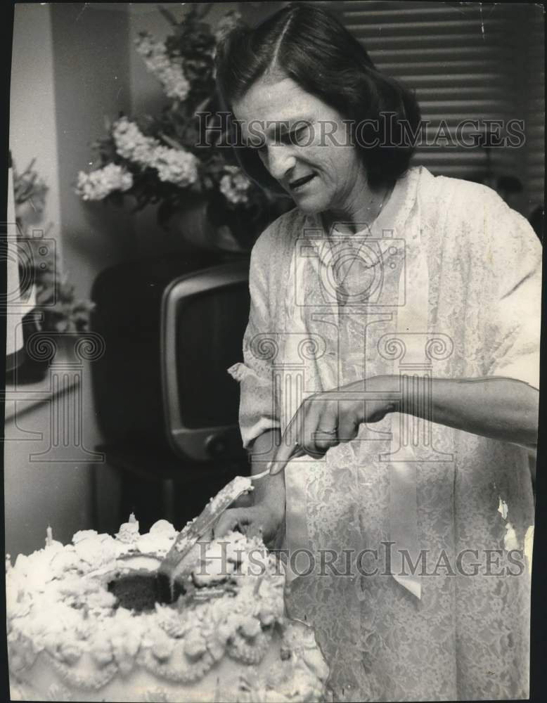 1956 Press Photo Golfer Mildred "Babe" Zaharias cuts cake - hps00377- Historic Images