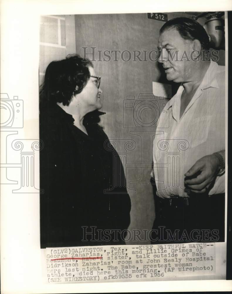 1956 Press Photo George Zaharias, Lille Grimes talk outside Galveston hospital- Historic Images