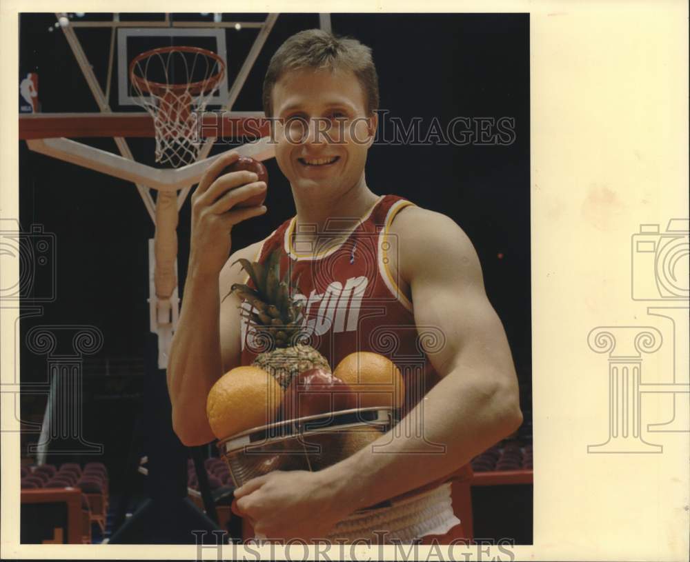 1994 Press Photo Rockets&#39; Scott Brooks holds bowl of fruit - hps00894- Historic Images