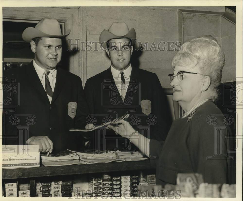 1965 Press Photo Tulsa tackles Joe Brooks, Don Bandy check magazines at counter- Historic Images