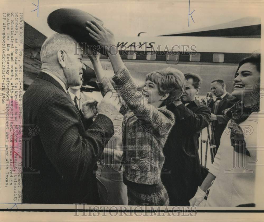 1966 Press Photo Judy Bird puts hat on John Vaught at Houston bowl game- Historic Images