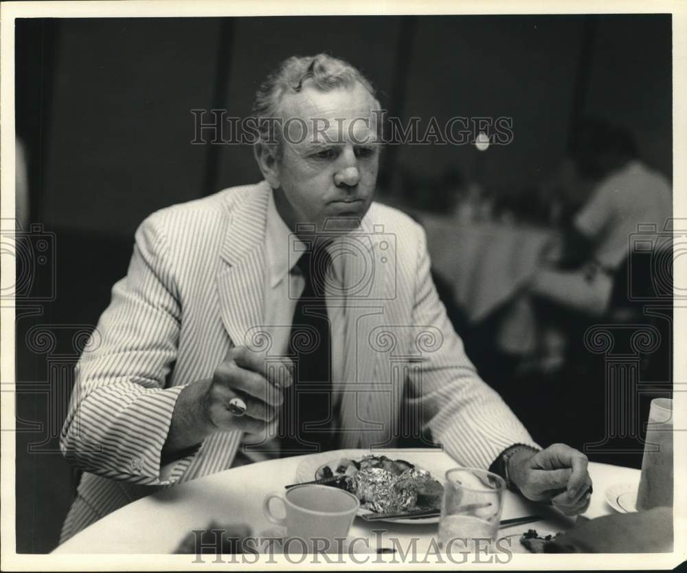 1975 Press Photo University of Houston football coach Bill Yeoman at dinner- Historic Images