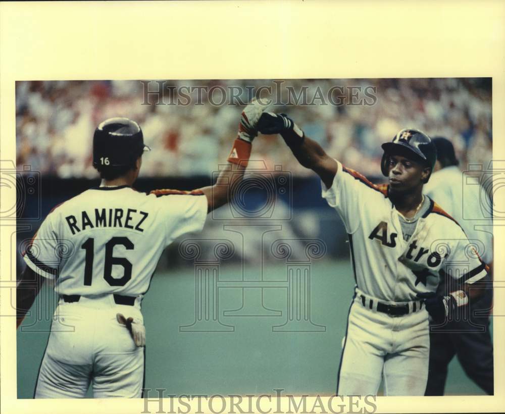 1989 Press Photo Astros Rafael Ramirez congratulates Gerald Young&#39;s run- Historic Images