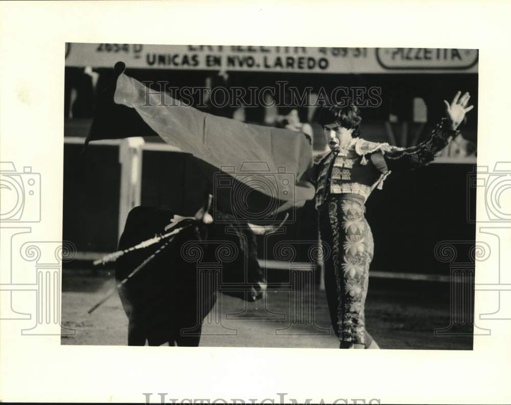 1985 Press Photo Houston&#39;s Tracy Viser fights a bull in Nuevo Laredo, Mexico- Historic Images