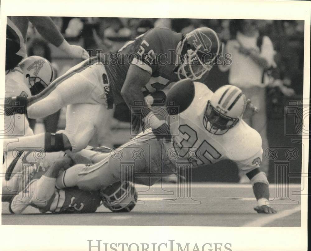 1987 Press Photo Ray Wallace fumbles and Jamie Williams recovers - hps01082- Historic Images