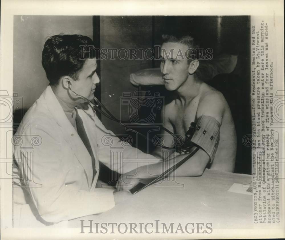 1952 Press Photo Boston Red Sox pitcher Dick Brodowski &amp; Lt. Vincent Pattlavina- Historic Images