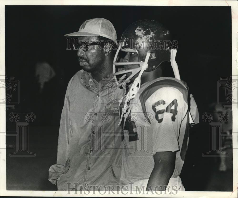 1973 Press Photo "Bear" Bryant and Joseph Winfrey discuss football game.- Historic Images