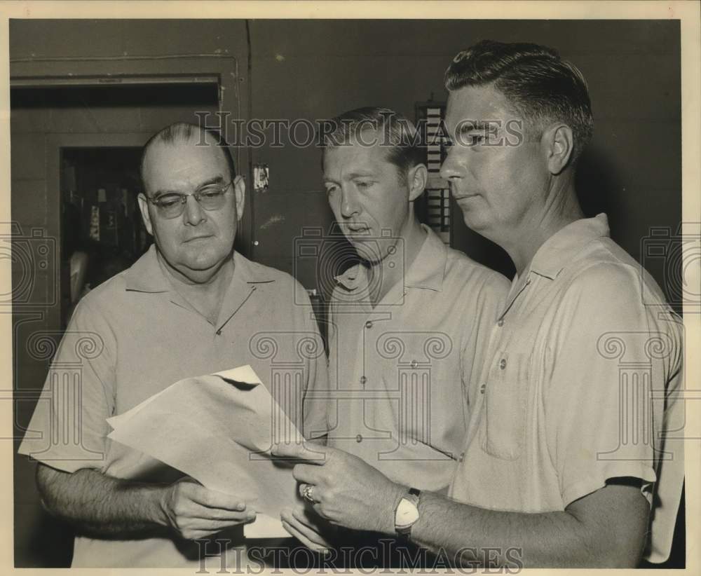 1967 Press Photo Pro Bowler Bill Allen and other bowlers check scores- Historic Images