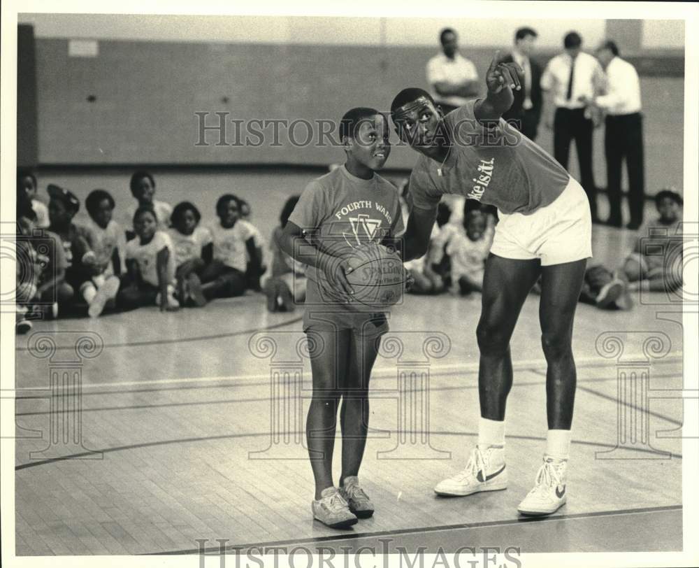 1984 Press Photo Marvin Alexander gives Chris Brooks basketball hints at YMCA.- Historic Images