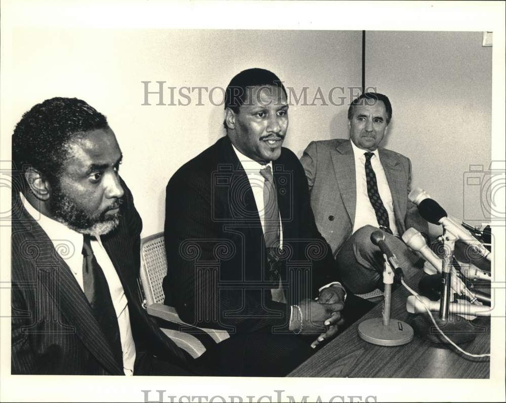 1985 Press Photo Ross Browner and officials at Gambler news conference.- Historic Images