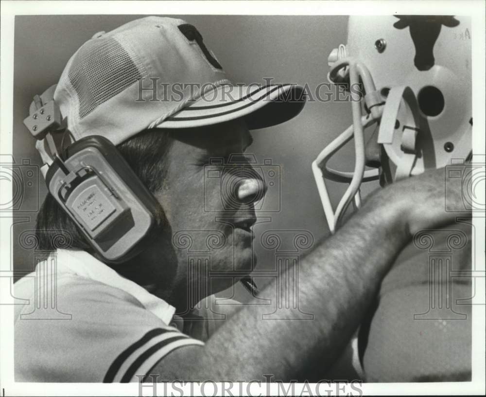 1986 Press Photo Texas Coach Fred Akers encourages player from sidelines.- Historic Images