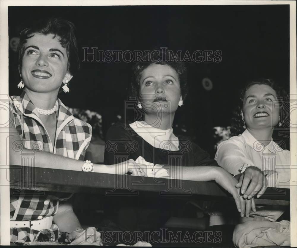 1954 Press Photo Mrs. Tony Trabert with other fans watch tennis match.- Historic Images