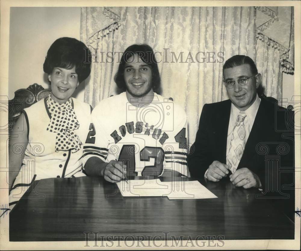 1973 Press Photo Lee Canalitos, Jr. and parents at UH football signing.- Historic Images