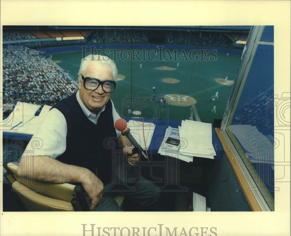 1989 Press Photo Baseball announcer Harry Caray watches game from announcers box- Historic Images