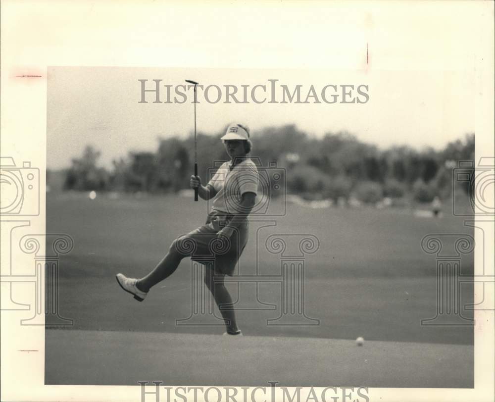1985 Press Photo JoAnne Carner reacts to golf shot. - hps01337- Historic Images
