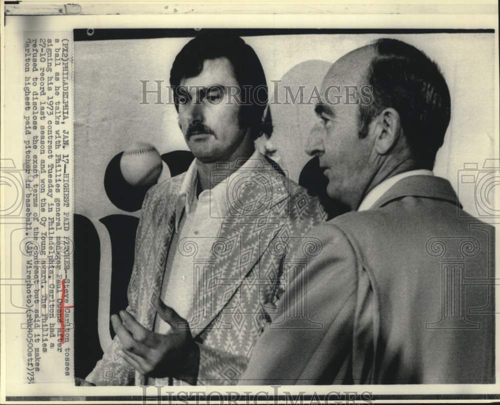 1973 Press Photo Steve Carlton and Paul Owens chat at contract signing in PA.- Historic Images