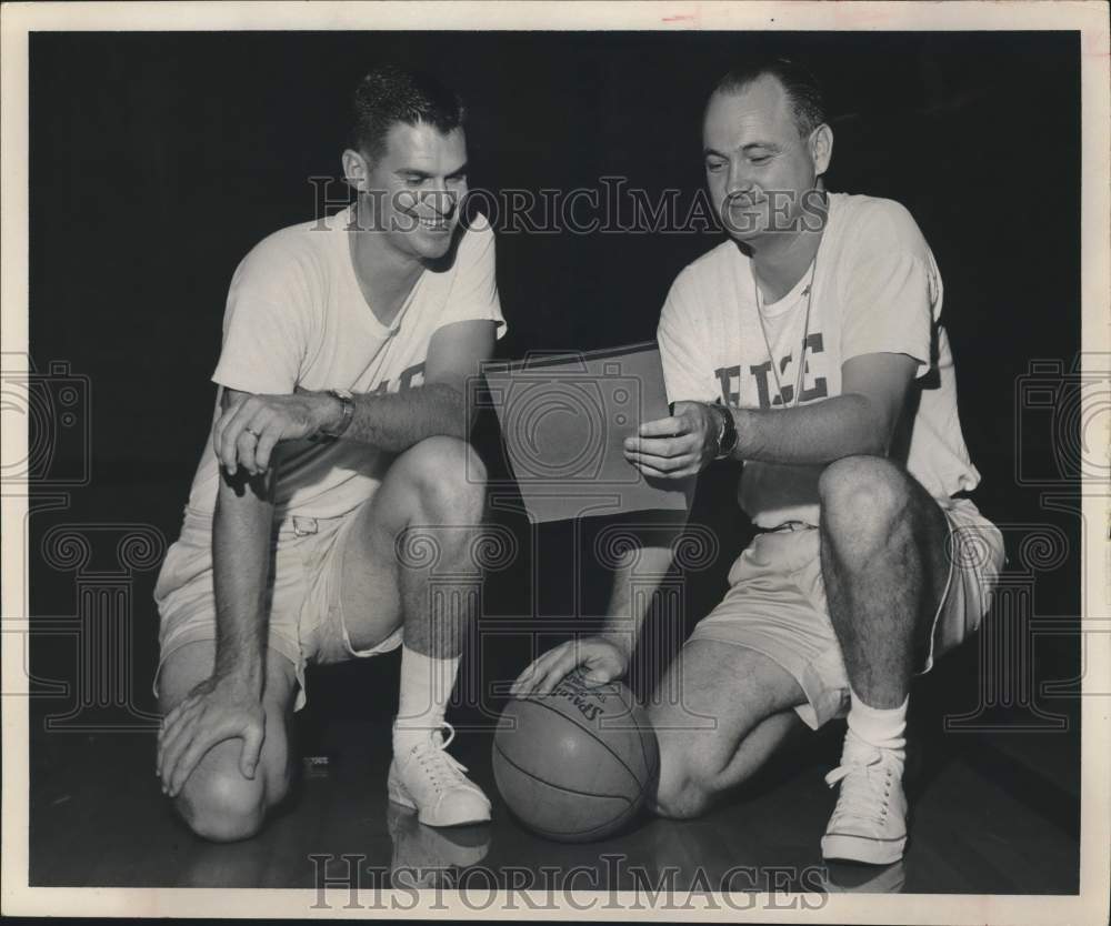 1964 Press Photo Rice University&#39;s George Carlisle and basketball player chat- Historic Images