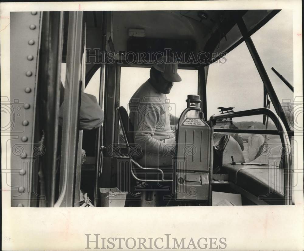 1974 Press Photo Miami&#39;s assistant Monte Clark drives city bus.- Historic Images