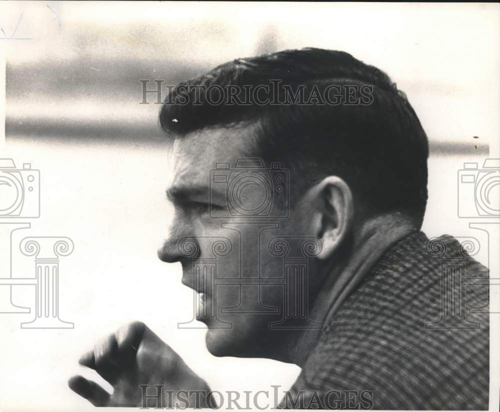 1964 Press Photo Doug Scott, basketball coach, calls plays. - hps01430- Historic Images