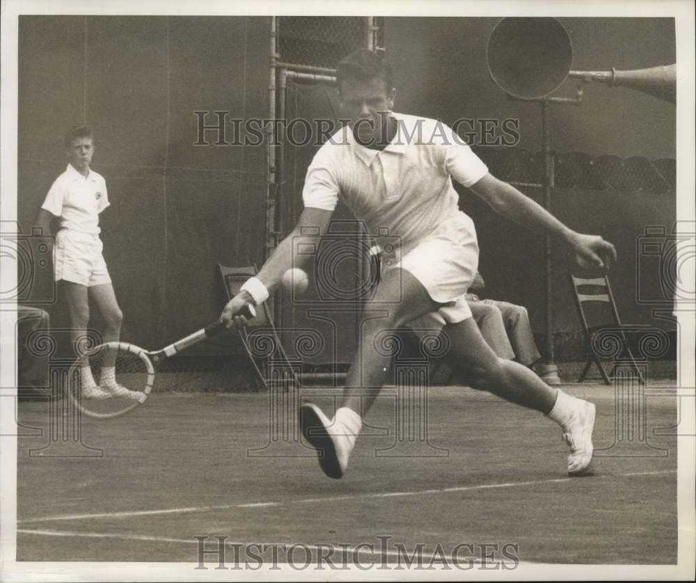 1955 Press Photo Tennis player Richard Schuette returns ball to opponent.- Historic Images