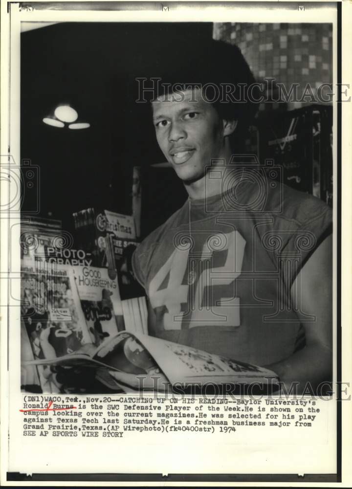 1974 Press Photo Baylor&#39;s SWC Defensive Player of Week Ronald Burns reading.- Historic Images