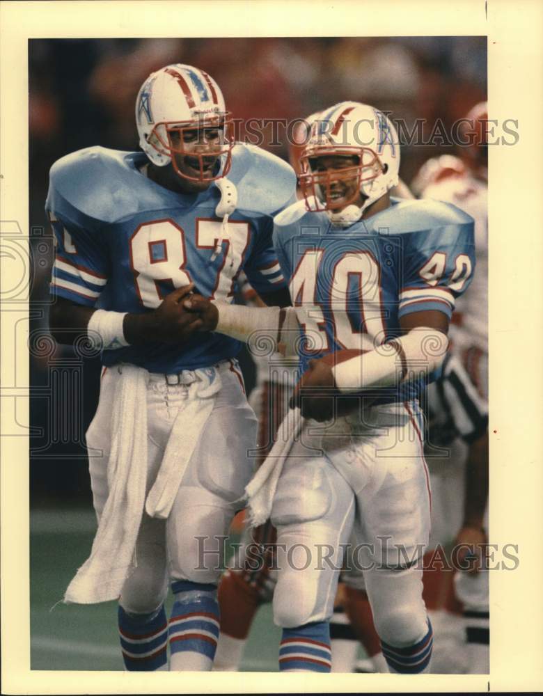 1987 Press Photo Oilers&#39; runnerback MIke Rozier congratulated by Jamie Williams.- Historic Images